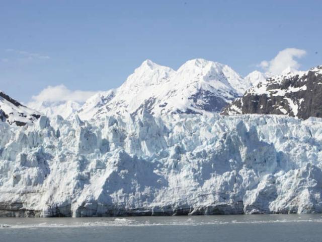 Glacier Bay offers breathtaking views of mountains and glacial fields.